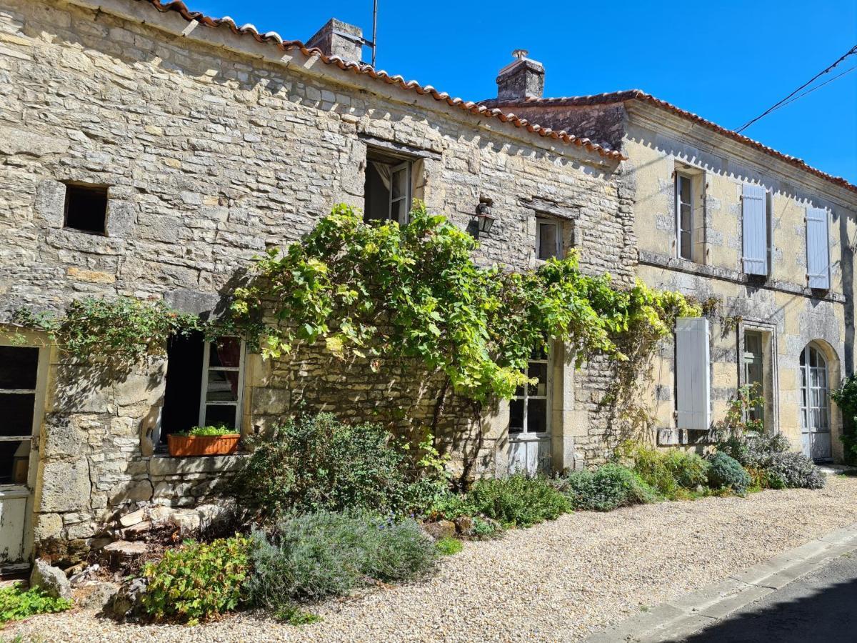 La Maison Du Commandeur Maine-de-Boixe Exteriör bild